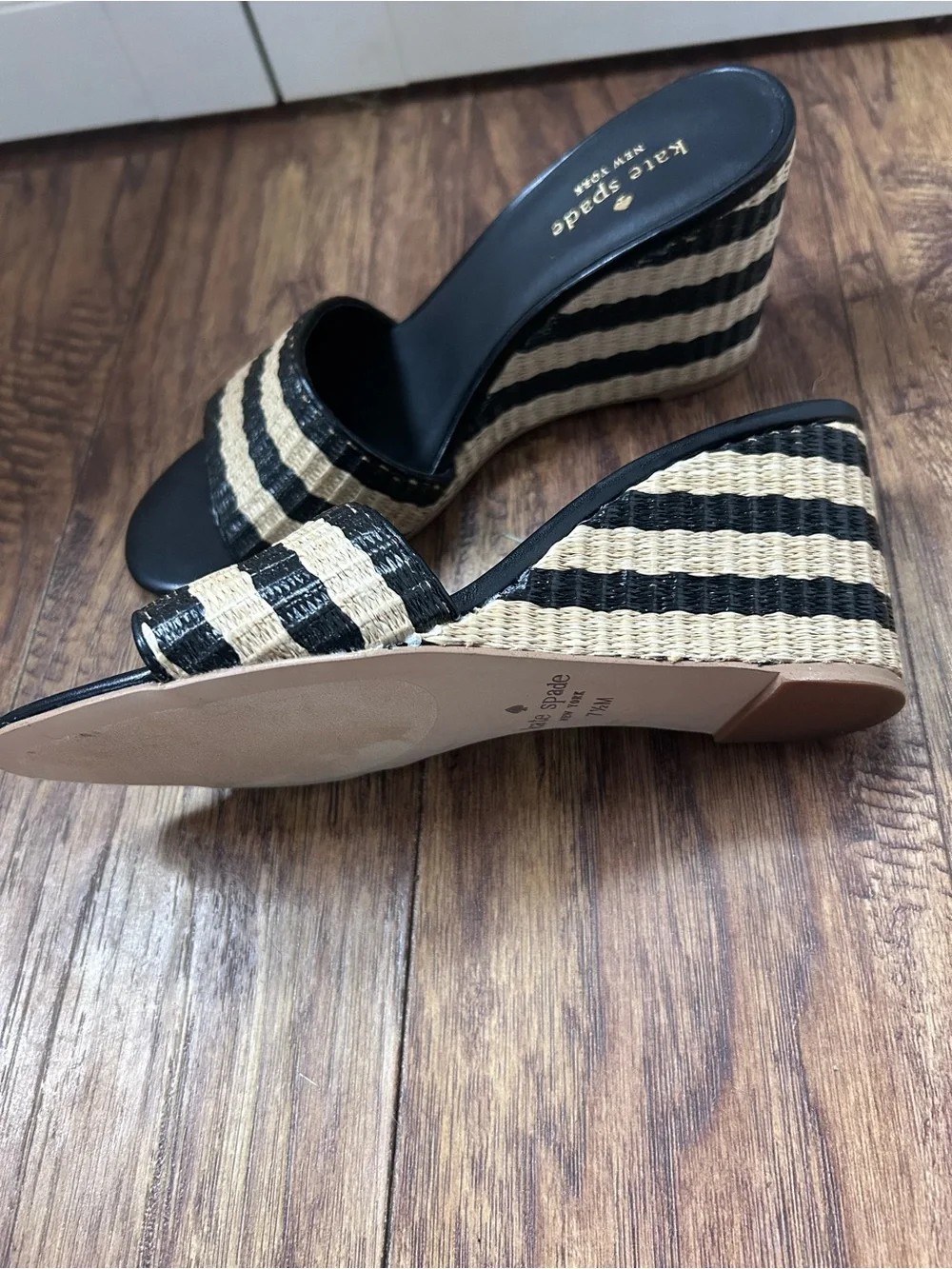 Kate Spade New York Linda Wedge Sandals Size 7.5 black & natural woven raffia